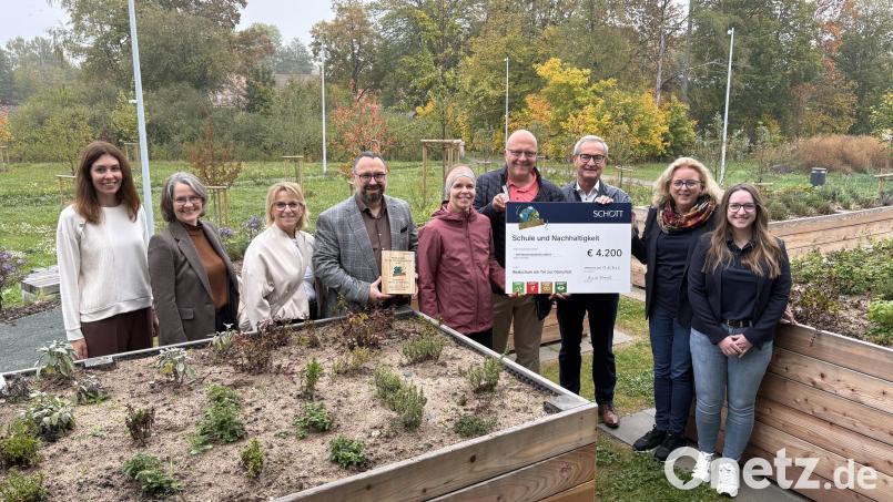Alina Kamm (rechts) überreicht mit drei weiteren Kolleginnen der Schott AG Mitterteich den symbolischen Spendenscheck über 4200 Euro an Realschuldirektor Holger König, Beratungsrektor Walter Thurn und den Vorsitzenden des Fördervereins, Altbürgermeister Werner Nickl. Bild: Alexander Licha
