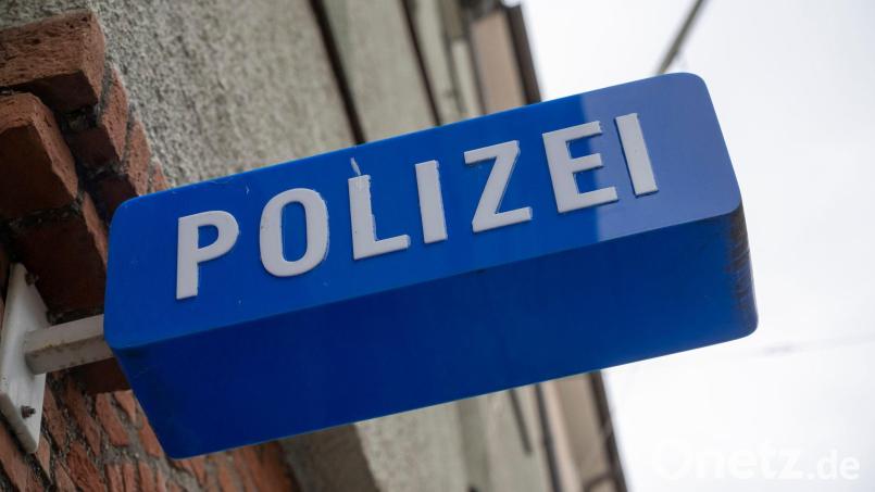 Ein Schild hängt am Eingang zu einer Polizeiinspektion. (zu dpa: „Mit Gewalt in Bankfiliale – Nebel stoppt 28-Jährigen“) Symbolbild: Peter Kneffel/dpa
