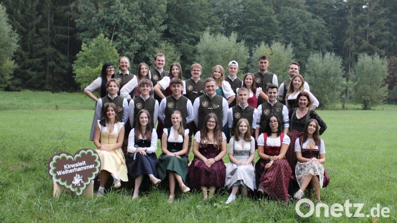 Die zwölf Kirwaapare haben seit Wochen mit ihrer Tanzlehrerin Susanne Martin für ihren Auftritt geübt, bei dem das neue Oberkirwapaar gekürt wird. Bild: Siegfried Bock