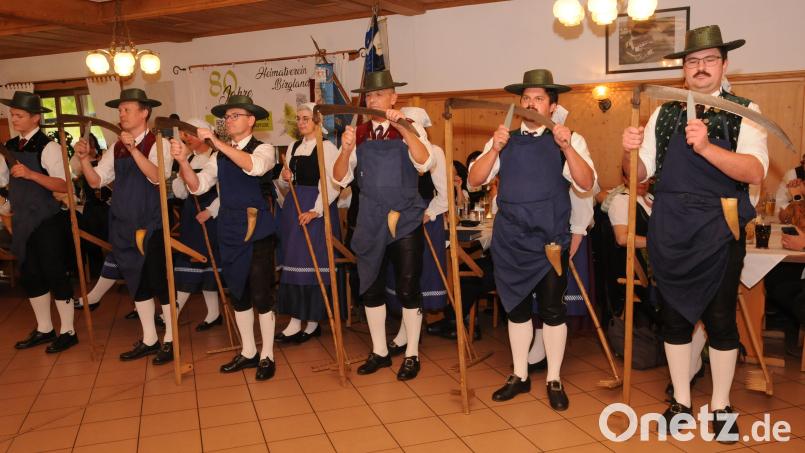 Mit Sensen und Rechen trat der Stamm-Verein zum ungewöhnlichen Tanz im Saal an. Bild: Joachim Gebhardt