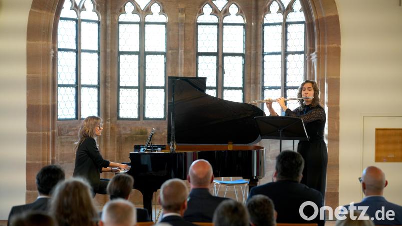 Susanne Hiltl (Querflöte) und Lisa Milyukova (Klavier) stimmten die Gäste mit dem romantischen Flötenkonzert op. 283 von Carl Reinecke ein. Bild: gac
