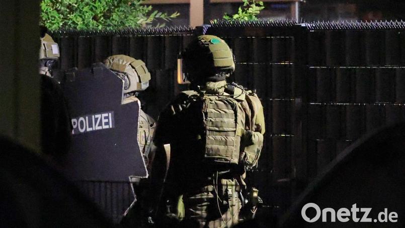 Nach einer Todesdrohung gegen seine ehemalige Lebensgefährtin nimmt ein Spezialeinsatzkommando einen 55-Jährigen in Erlangen fest. In seiner Wohnung findet die Polizei eine Axt und eine Schreckschusspistole. (Symbolbild) Bild: Christoph Reichwein/dpa