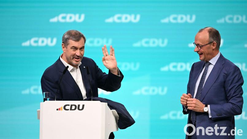 CSU-Chef Söder und Kanzler Merz (r) werden auf dem CSU-Parteitag versuchen, für neues Vertrauen der Unionsanhänger in die Arbeit der Bundesregierung zu werben. (Archivbild) Bild: Katharina Kausche/dpa