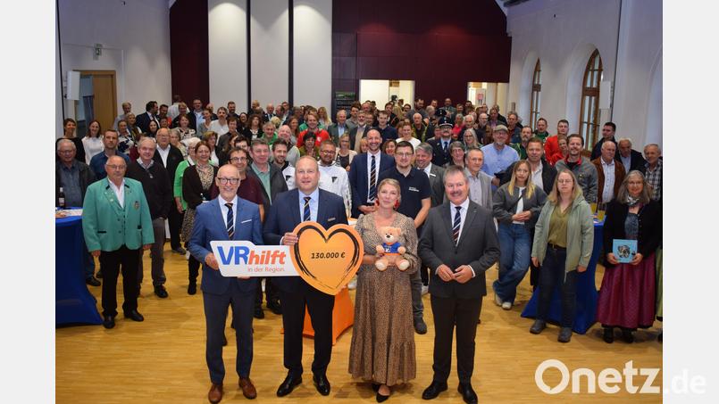 Die VR-Bank Mittlere Oberpfalz konnte 130 Vereine und Institutionen aus der Region mit der Gewinnsumme von 130.000 Euro aus dem VR-Gewinnsparen unterstützen. Vertreter der VR-Bank und der begünstigten Vereine trafen sich dazu im Jugendwerk Nabburg. Bild: Richard Braun