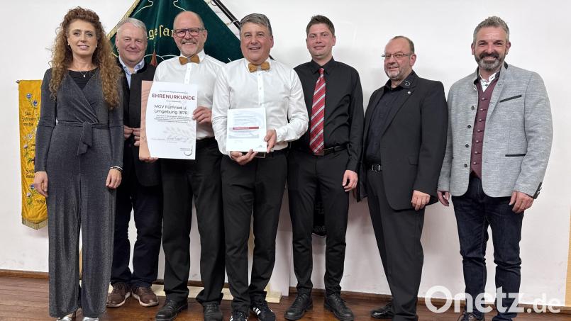 Chorleiterin Jana Müller (von links), Landrat Richard Reisinger, zweiter Vorstand Roland Fillep, erster Vorstand Jochen Kellner-Bodendörfer, Kevin Pickel (Sängerkreis Hersbruck), Wolfram Brüggemann (Fränkischer Sängerbund) und Bürgermeister Elmar Halk gratulierten und überreichten Geschenke und Urkunden zum 150-jährigen Bestehen des Männergesangsvereins Fürnried. Bild: ero