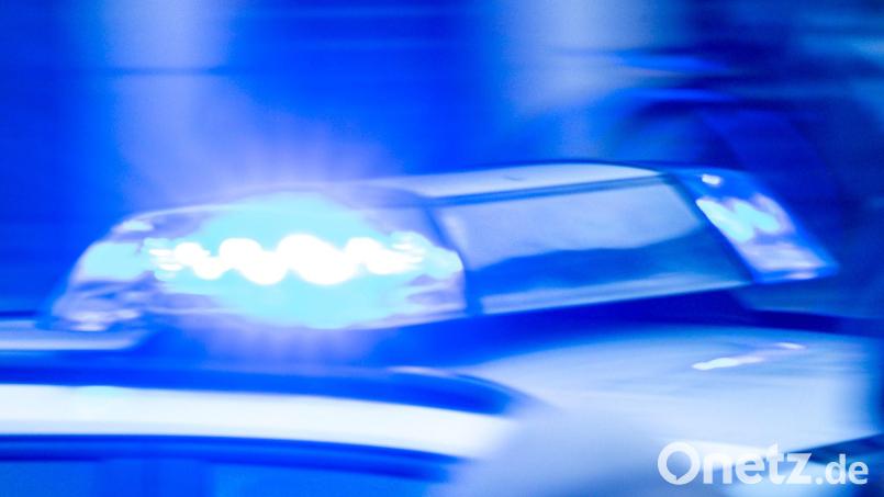 Die Polizei überwältigte und fesselte den Mann. (Symbolbild) Bild: Jens Büttner/dpa