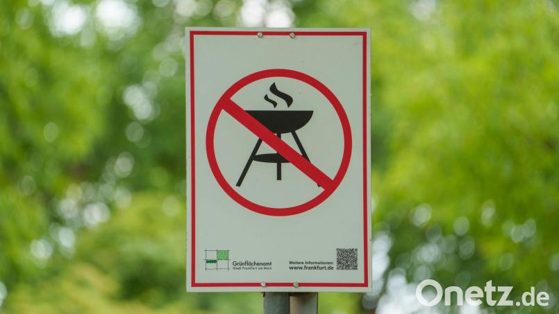 Die Feuerwehr wird wegen einer starken Rauchentwicklung zu einem leerstehenden Gebäude gerufen. Drei Jugendliche hatten dort versucht, eine Grillparty zu veranstalten. (Symbolbild) Bild: Andreas Arnold/dpa