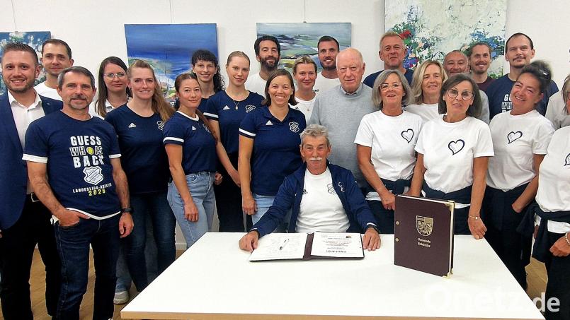 Bürgermeister Ernst Lenk (Zweiter von links) würdigte beim Ehrenabend im Bürgersaal die vier Meistermannschaften der Tennisabteilung der SpVgg Schirmitz und überreichte Abteilungsleiter Ferdinand Grieger (sitzend) eine Anerkennung der Gemeinde in Höhe von 1000 Euro. Bild: Reinhard Kreuzer