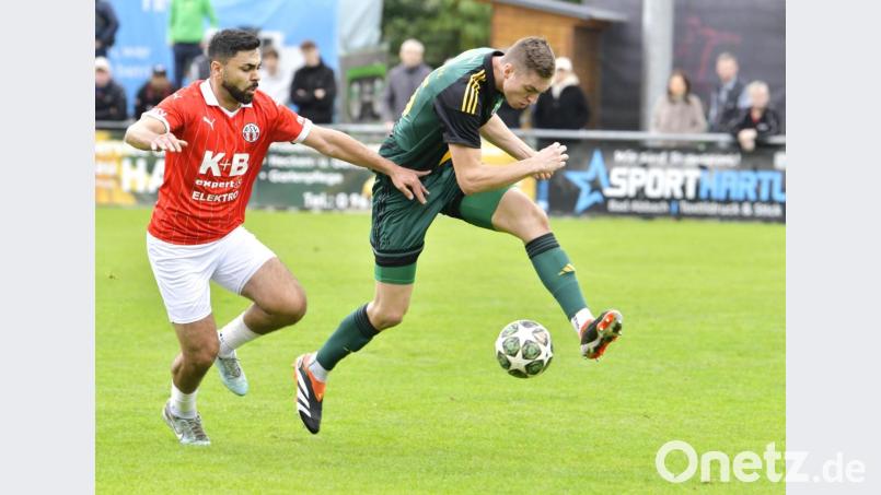 Maximilian Hiltl (rechts) von der DJK Ammerthal kann in dieser Szene gegen Ashour Abraham (links) vom ASV Cham klären.
DJK Ammerthal - ASV Cham 0:2 Bild: Hubert Ziegler