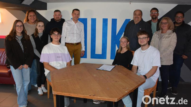 Nur spärlich besucht war die Jung-Bürgerversammlung am Freitagabend im Jugendkeller, zu dem die Marktgemeinde Konnersreuth eingeladen hatte. Sitzend von links die Vorstandschaft des Jugendkellers, mit Jonah Andritzky, Jugendbeauftragte Sofia Schiedeck und Johannes Haberkorn. Mit im Bild die sechs anwesenden Markträte, sowie Bürgermeister Andreas Malzer. Bild: Josef Rosner