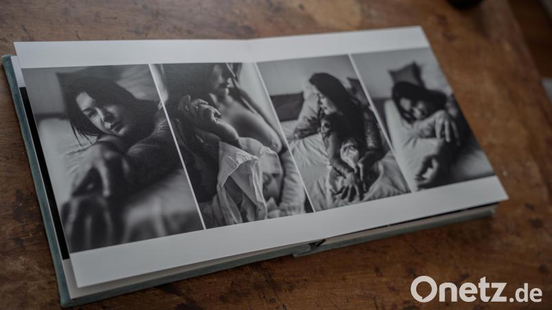 Nach dem Shooting können die Kundinnen ihre Aufnahmen auswählen. Die Bilder sollen für Stefanie Kisbauer nicht nur Erinnerungen sein, sondern auch einen anderen Blick auf den eigenen Körper ermöglichen. Bild: Erik Glaubitz