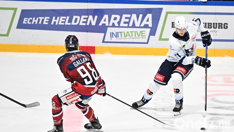 Luis Marusch (rechts) und die Blue Devils Weiden haben das Auswärtsspiel beim EHC Freiburg am Sonntagabend mit 3:5 verloren. Bild: Achim Keller