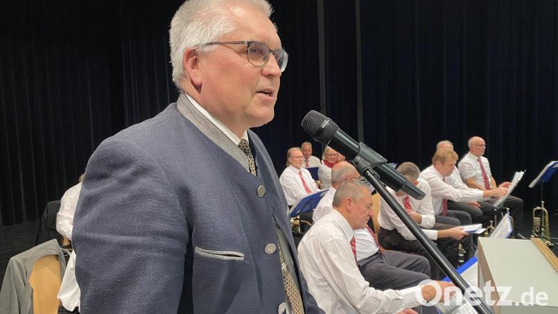 Richard Tischler begrüßte als Stellvertreter des Landrates die Gäste zum Seniorennachmittag in der Nordgauhalle Nabburg. Zuvor hatten das "Ehemaligen Orchester Fensterbach" die Veranstaltung musikalisch eröffnet. Bild: Raphael Haubelt