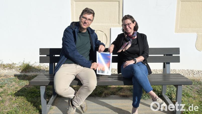 Vorstellung des neuen Trauerbankerls im Katharinenfriedhof mit Standes- und Friedhofsamtsleiter Bernd Müller und der zertifizierten Trauerbegleiterin Sabine Walter. Bild: Simon Hauck, Stadt Amberg
