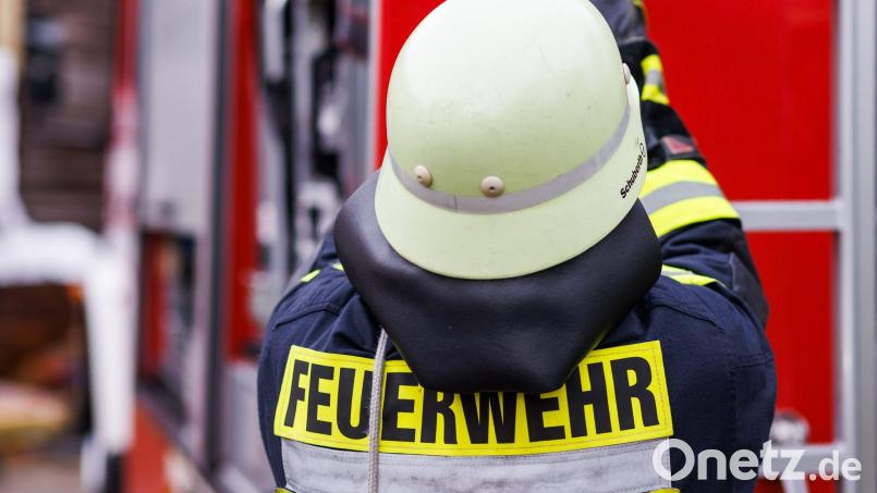 Ein Feuerwehrmann verletzte sich bei den Löscharbeiten leicht. Symbolbild: Philipp von Ditfurth/dpa
