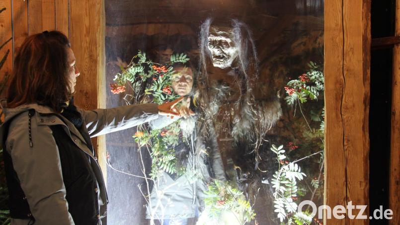 Der Hexenspiegel war eine Attraktion in der Ausstellung mit furchterregenden Masken, Ausrüstungsgegenständen und Kleidungsaccessoires. Bild: Hans Prem