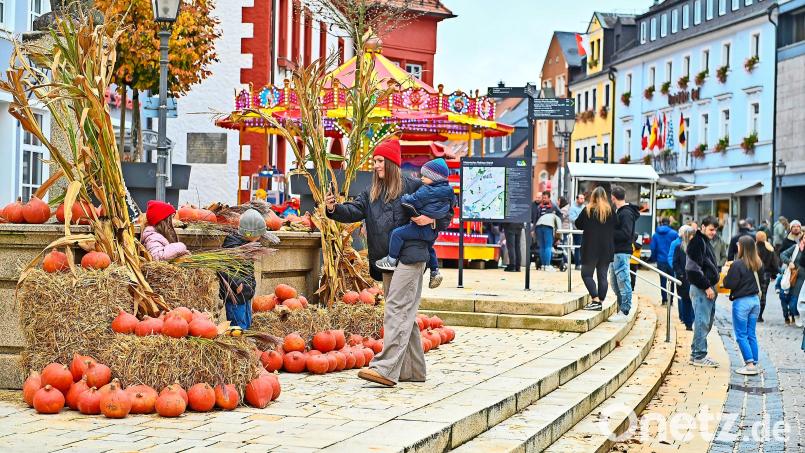 Zum Herbstmarkt haben die Verantwortlichen die Innenstadt farbenfroh dekoriert. Bild: Florian Miedl