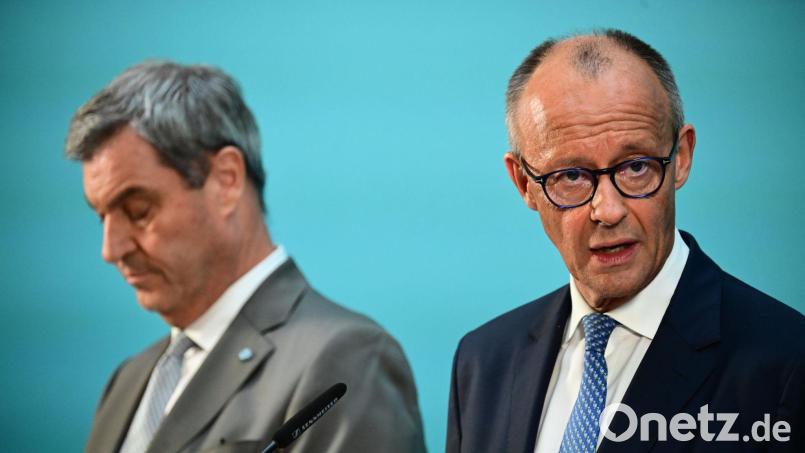 CSU-Chef Söder (links) dürfte mit dem Ergebnis der neusten Umfrage noch gut leben können. Seine Partei landet bei 37 Prozent. Die Meinung über Kanzler Merz fällt im Freistaat dagegen überaus kritisch aus. (Archivbild) Bild: Sebastian Gollnow/dpa