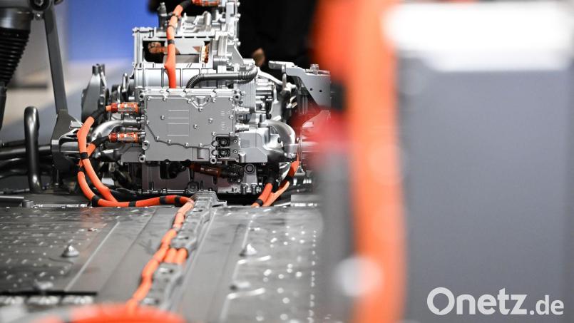 Arbeiter sollen besser vor Stoffen geschützt werden, die etwa bei der Batterieproduktion für Elektrofahrzeuge vorkommen. (Symbolbild) Bild: Sebastian Gollnow/dpa/dpa-tmn
