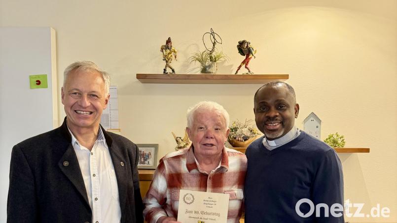 Bürgermeister Thorsten Grädler und Pfarrer Christian Ogu gratulierten dem Jubilar Heinrich Reger zum 80. Geburtstag. Bild: Stefanie Gradl