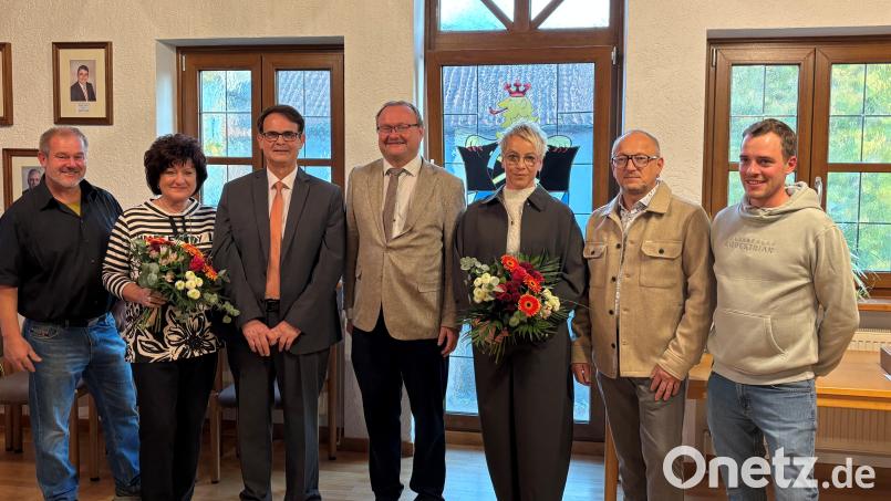 Stabwechsel im Rathaus: Max Heindl (Dritter von links) übergibt die administrative Führung an Claudia Siegert (Dritte von rechts). Dazu gratulierten Bürgermeister Uwe König (Mitte) sowie seine Stellvertreter Moritz Lobenhofer (rechts) und Reinhard Seidl (links) auch den anwesenden Partnern. Bild: Siegfried Bock
