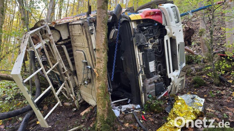 Ein Lastwagen stürzt einen Hang hinunter - mit fatalen Folgen. Bild: Ferdinand Merzbach/News5/dpa