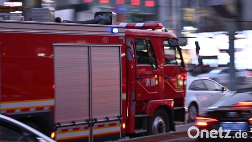 In der Provinz Fujian rückte die Feuerwehr aus, um ein Kind von einem Balkon zu retten. (Symbolbild) Bild: Johannes Neudecker/dpa