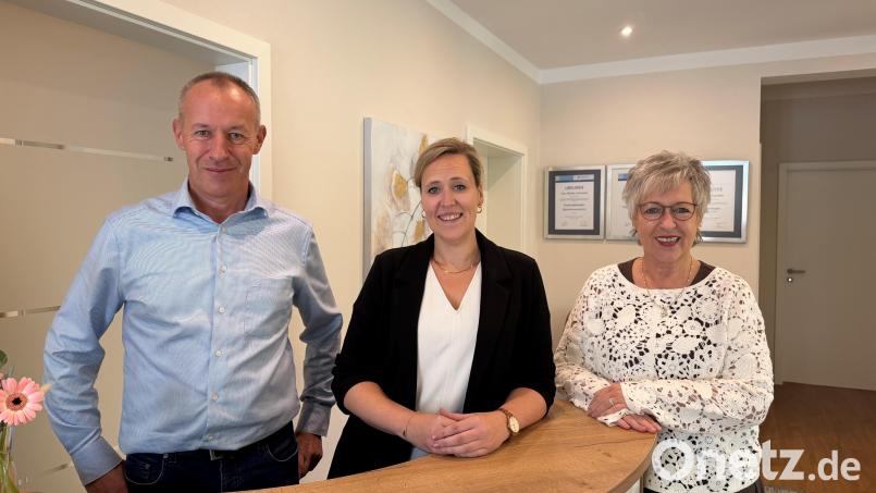 Drei Generationen im Familienbetrieb: Wolfgang Dobler (links) und seine Schwester Martina Fuhrmann (rechts) führen Bestattung Bauer seit 2009. Zum 1. Januar 2027 übernimmt Fuhrmanns Tochter Theresa Gulden (Mitte) den Unternehmensanteil ihrer Mutter. Bild: Stefanie Tretter