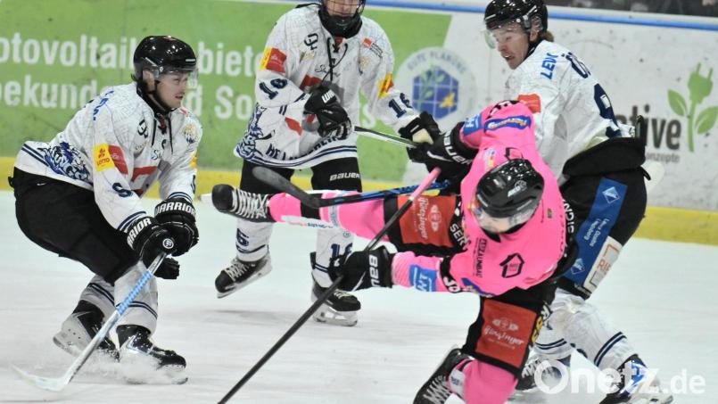 Jakub Bitomsky (rechts unten ) vom ERSC Amberg macht den Abflug. Bild: Hubert Ziegler