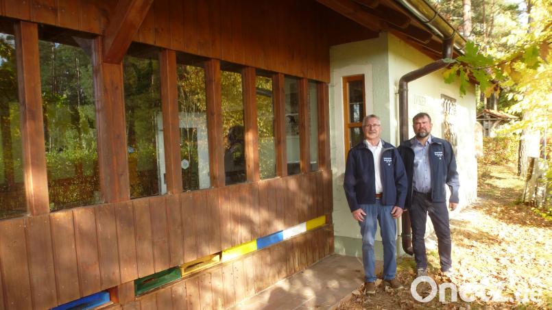 Die Imkerchefs Rudi Prölß (links) und Bernhard Wurzer stehen am Lehrbienenhaus, dem Aushängeschild des Vereins, das auch von Schulklassen gerne besucht wird. Bild: Siegfried Bock