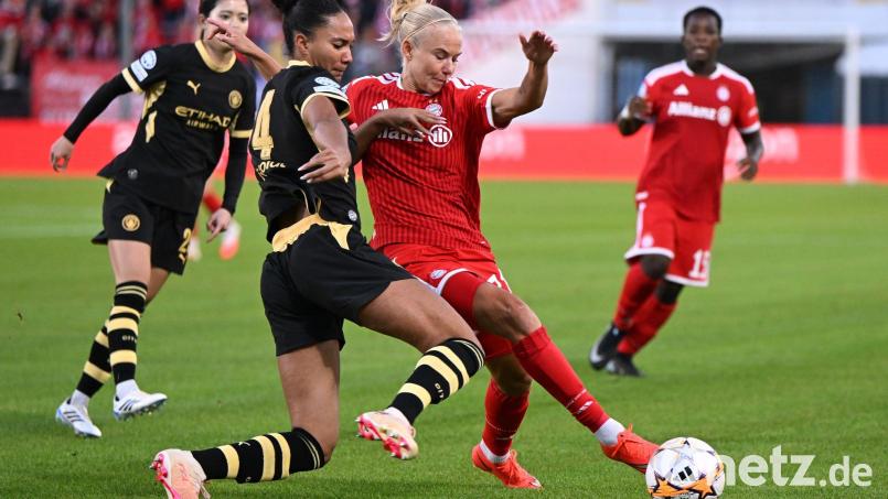 Pernille Harder (r) traf gegen Stuttgart doppelt für den FC Bayern (Archivbild) Bild: Sven Hoppe/dpa