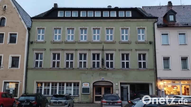 An das Hotel Goldener Löwe erinnert nur noch eine kleine Namenstafel über dem alten Infokasten der Stadtverwaltung. Das Gebäude soll nun saniert werden. Bild: Monika Ziegeler