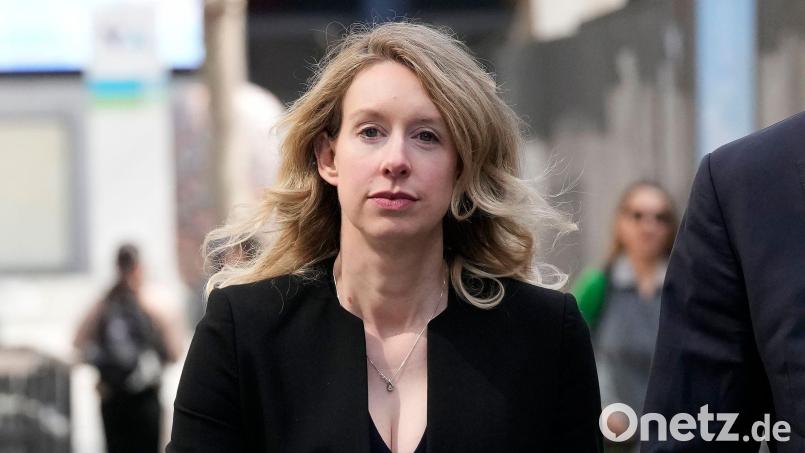 Die Filmemacher haben die ehemalige Theranos-Chefin in dem Monat vor Antritt ihrer Haftstrafe begleitet. (Archivbild) Bild: Jeff Chiu/AP