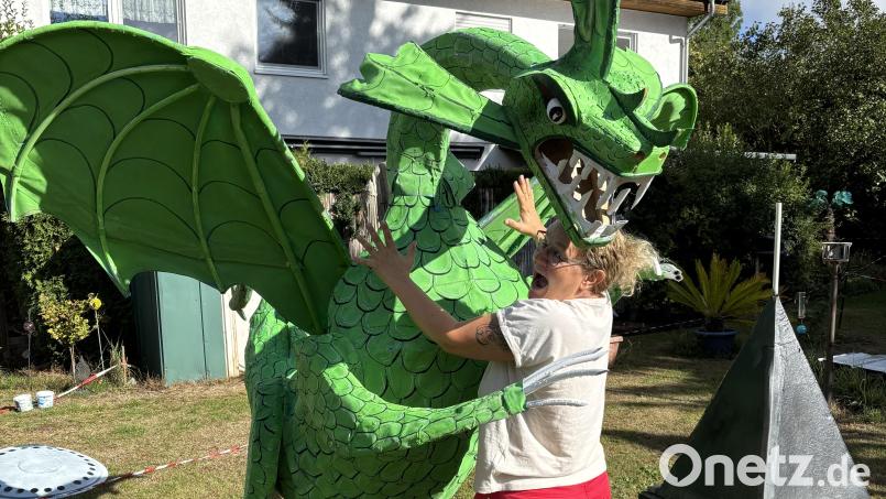 Zu den neuen Attraktionen im Halloween-Garten der Familie Fleischer in Mitterteich gehört ein großer Drache. Im Zuge der Aufbauarbeiten posierte Uschi Fleischer für das Foto mit schreckverzerrtem Gesicht. Bild: Wolfgang Fleischer