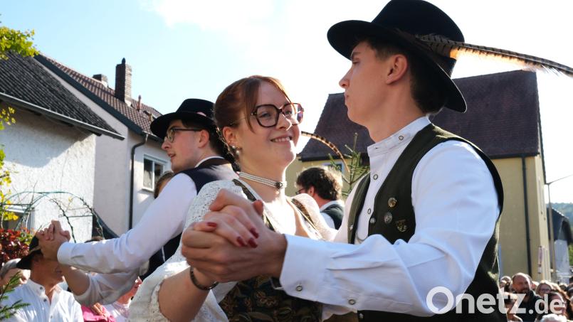 Tanz um den Fronberger Kirwabaum: Erster Kirwabursch Wolfgang Reindl (rechts) führte gemeinsam mit Partnerin Johanna Tauscher die Paare an. Bild: Rudolf Hirsch