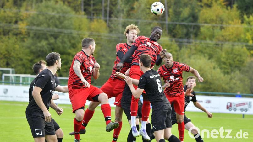 Höchste Gefahr im Ensdorfer Strafraum nach einer Ecke für den SV Schmidmühlen, dessen zweifacher Torschütze Adrian Robinson (3.v.r.) am höchsten springt. Bild: Hubert Ziegler