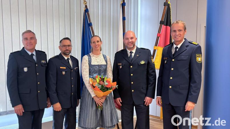 Amtswechsel im gemeinsamen Zentrum Petrovice-Schwandorf: Polizeioberrat Markus Leitl (von links), Polizeidirektor Jürgen Dodell, Melanie Rußwurm, Polizeioberrat Andreas Rußwurm und Polizeipräsident Robert Fuchs. Bild: Polizeipräsidium Oberpfalz, EPHK Michael Graf
