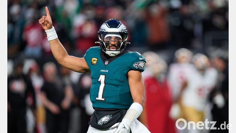 Jalen Hurts darf vorerst kein Football spielen. (Archivbild) Bild: Chris Szagola/AP/dpa