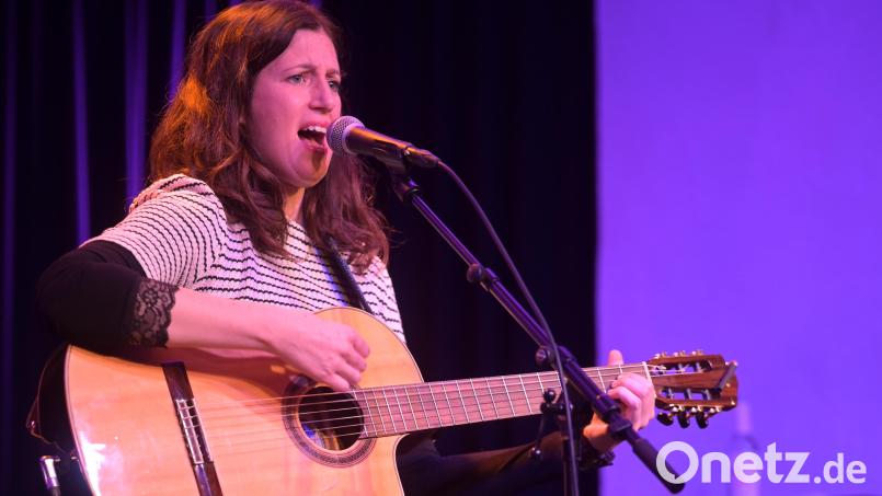 Seit Anfang des Monats geht Claudia Pichler mit ihrem Programm „Kopfnuss und Konterbier“ und ihrer Gitarre auf Tour. Bild: Corinna Groth