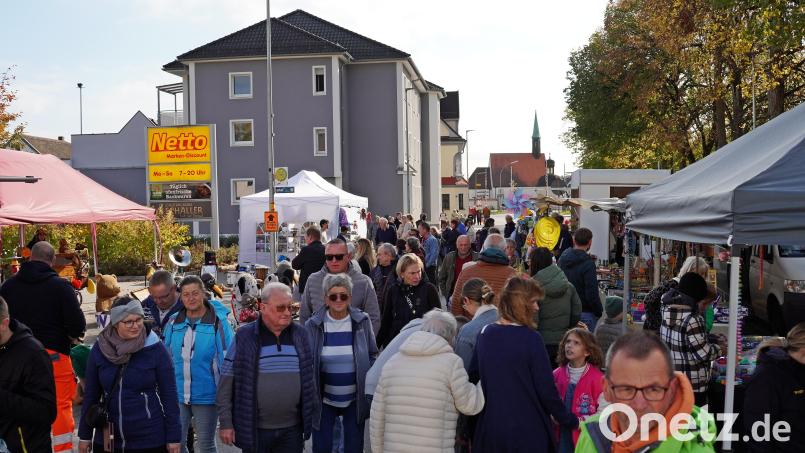 Viele Besucherinnen und Besucher kamen am Sonntag nach Pressath, um auf dem Michaelimarkt in der Bahnhofstraße zu bummeln. Bild: Jürgen Masching