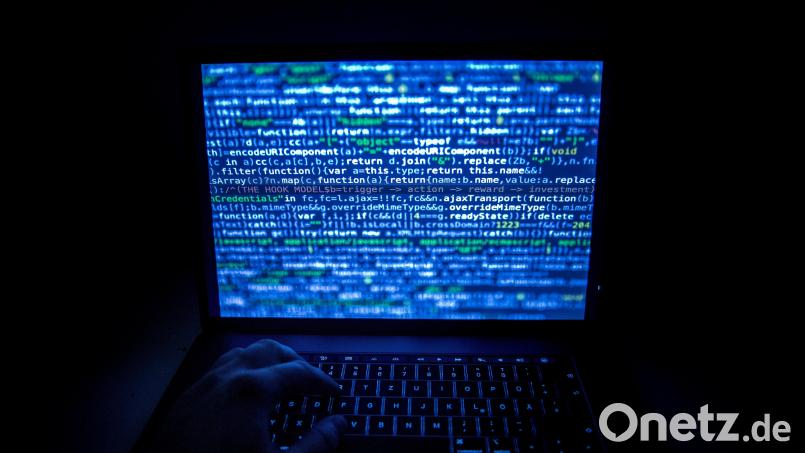 Cyberangriffe gehören für die Verwaltungen in der Oberpfalz längst zum Alltag. Mit Technik, Notfallplänen und Schulungen versuchen sie, sich gegen Hackerangriffe zu schützen. Symbolbild: Zacharie Scheurer/dpa