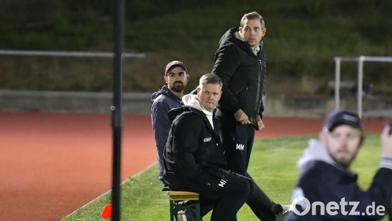 Vor wenigen Wochen saß Matthias Rascher (Mitte) beim Spiel des ASV Burglengenfeld beim FC Amberg noch auf der Trainerbank der Gäste. Nun coacht er den ASV Neumarkt. Bild: Hubert Ziegler