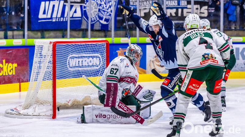 Das erste Tor von Michael Regush im Devils-Trikot: Am Freitagabend vollendete der Kanadier auf Zuspiel von Brayden Tracey und Jordan Knackstedt. Bild: Tobias Neubert