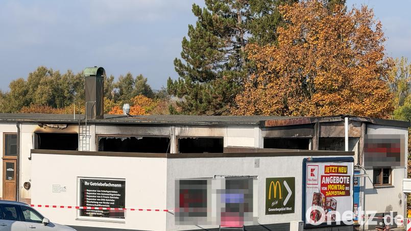 Nach dem Feuer in einer Autowerkstatt an der Kümmersbrucker Straße muss diese aus Sicherheitsgründen verengt werden, teilt die Stadt mit. Bild: Petra Hartl