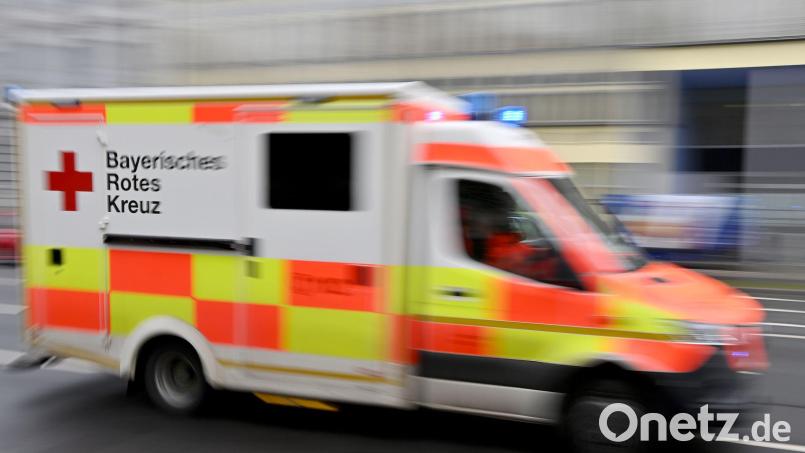 Später rief ein Passant den Rettungsdienst, der den Verletzten in ein Krankenhaus brachte. (Symbolbild) Bild: Peter Kneffel/dpa