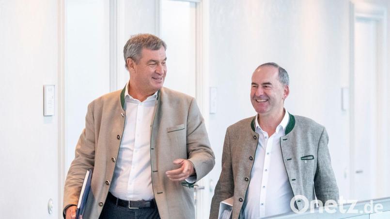 Markus Söder und Hubert Aiwanger stehen im neuen „Bayerntrend“ ziemlich stabil da. (Archivbild) Bild: Peter Kneffel/dpa