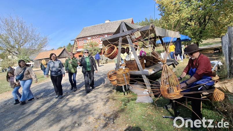 Gerne schauten die zahlreichen Besucher des Kirchweihmarktes im Freilandmuseum Oberpfalz in Neusath auch den Handwerkern bei ihrer Arbeit zu. Bild: Gabriela Amann