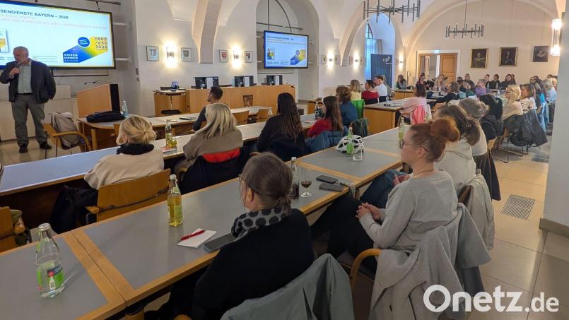 Reges Interesse am 30. Forum Frühe Hilfen: Der König-Ruprecht-Saal im Landratsamt in Amberg war mit einem interessierten Fachpublikum gefüllt. Bild: Anja Vogl