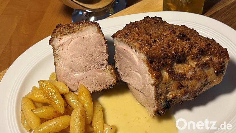 Der Schinkenbraten bekommt eine köstliche Kruste mit Zimt. Dazu gibt es Holundersoße und Schupfnudeln. Bild: Michael Schiffer
