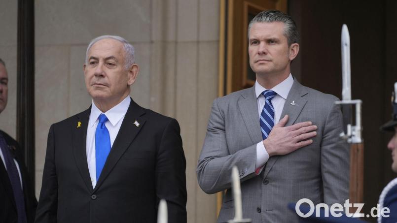 US-Verteidigungsminister Pete Hegseth (r) mit Israels Ministerpräsidenten Benjamin Netanjahu bei einem früheren Treffen. (Archivbild) Bild: Manuel Balce Ceneta/AP/dpa
